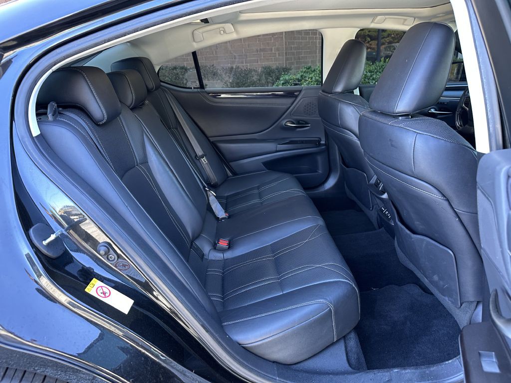 2019 Lexus ES Image 16