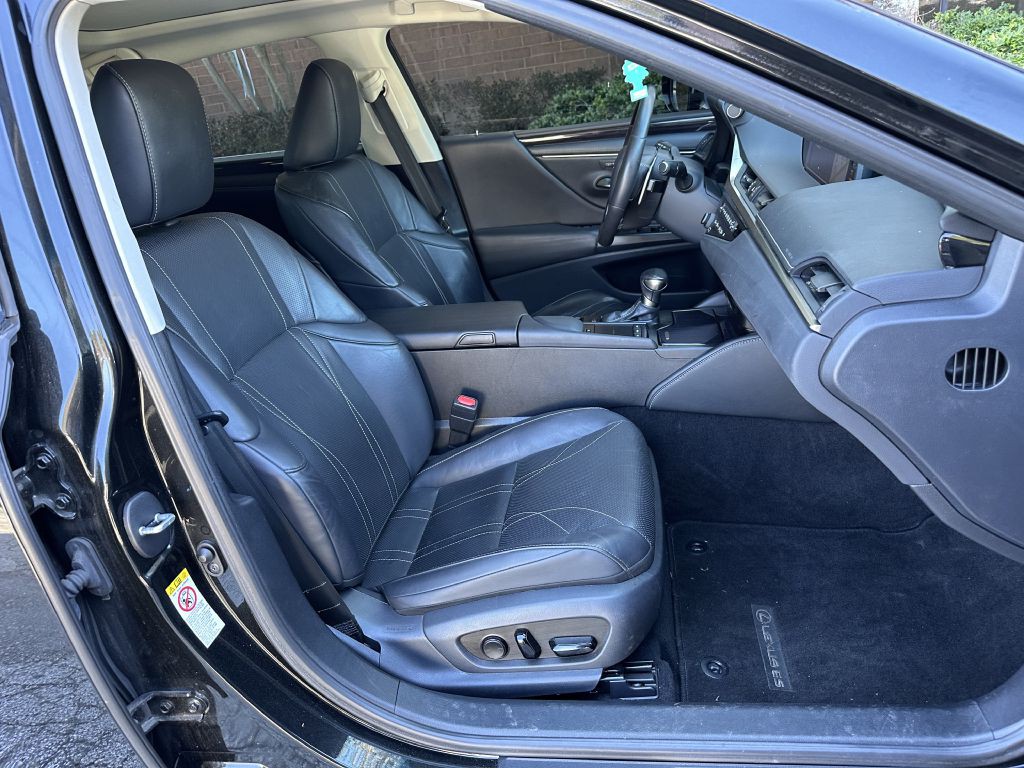 2019 Lexus ES Image 18