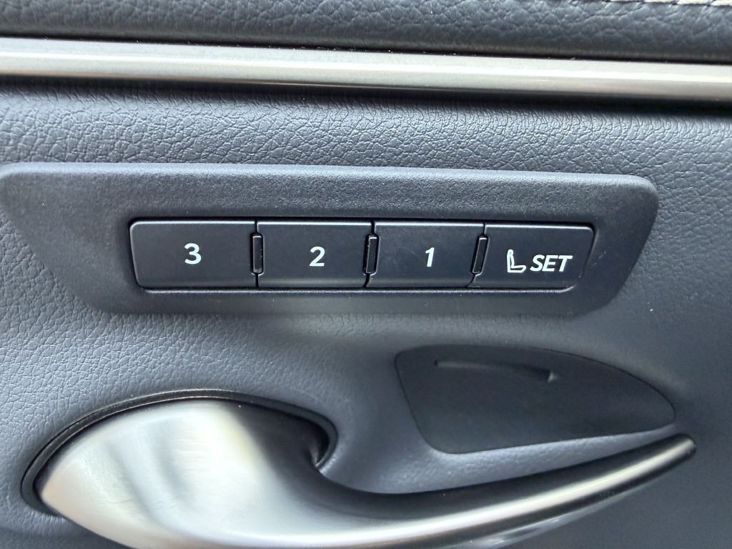 2023 Lexus ES Image 22
