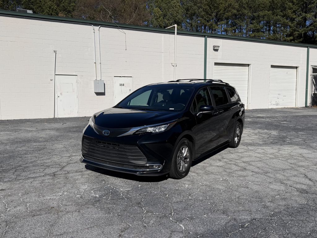 2023 Toyota Sienna Image 1