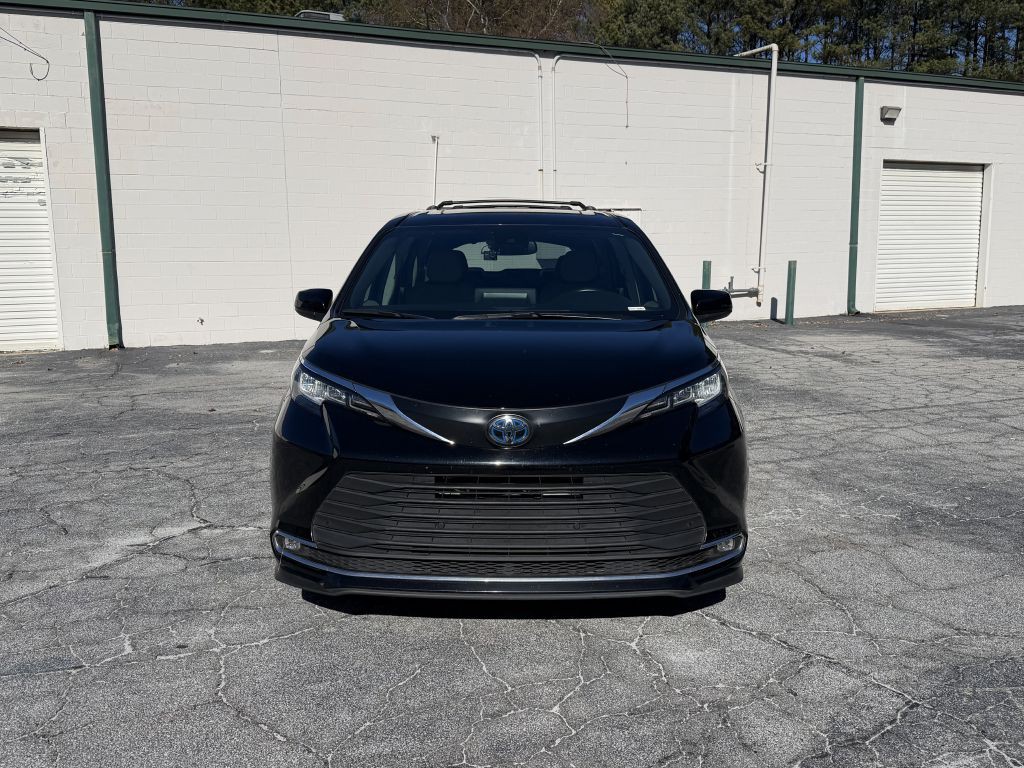2023 Toyota Sienna Image 2