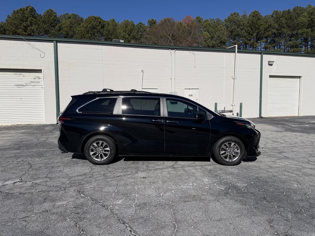 2023 Toyota Sienna Image 4