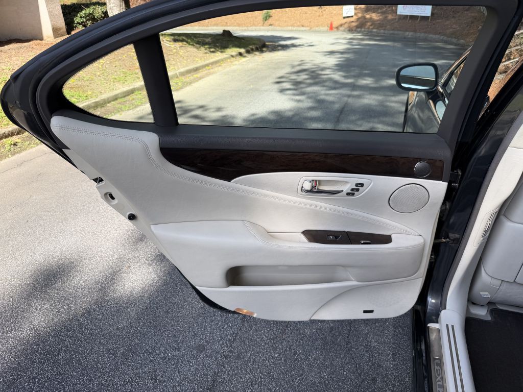 2007 Lexus LS Image 12