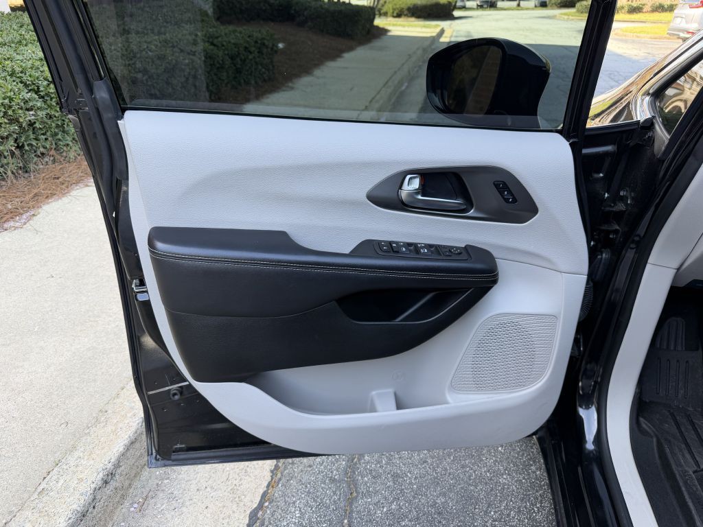 2022 Chrysler Pacifica Image 10