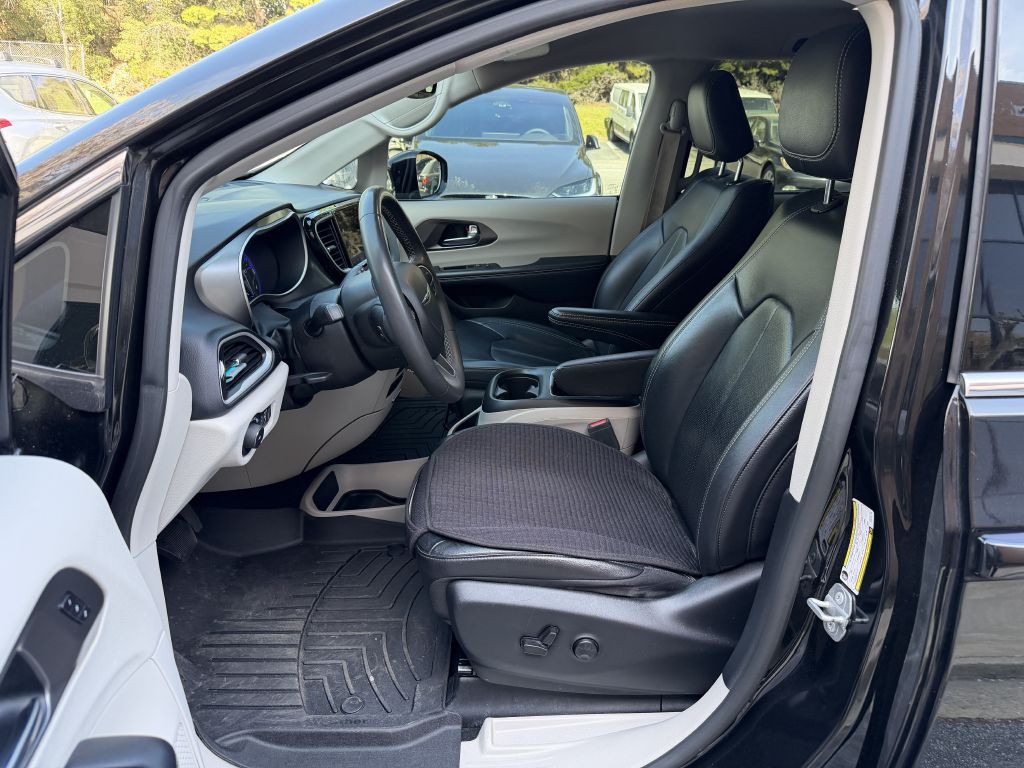 2022 Chrysler Pacifica Image 11