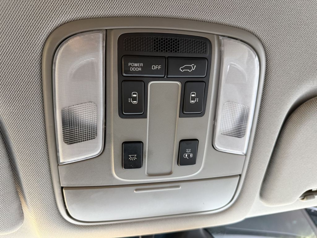 2016 Kia Sedona Image 32