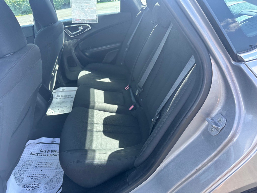 2015 Chrysler 200 Image 17