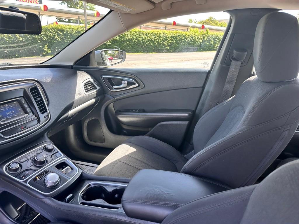 2015 Chrysler 200 Image 19