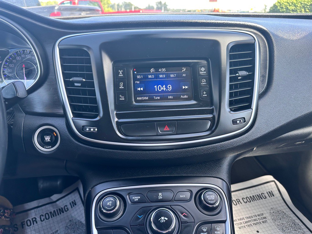 2015 Chrysler 200 Image 23