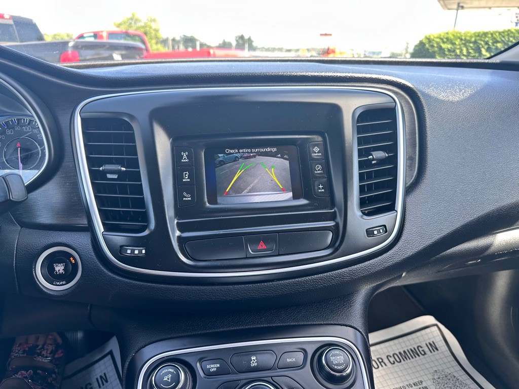 2015 Chrysler 200 Image 25