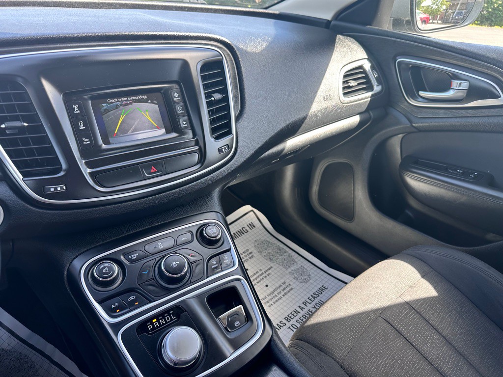 2015 Chrysler 200 Image 26