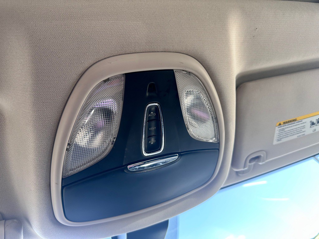 2015 Chrysler 200 Image 28