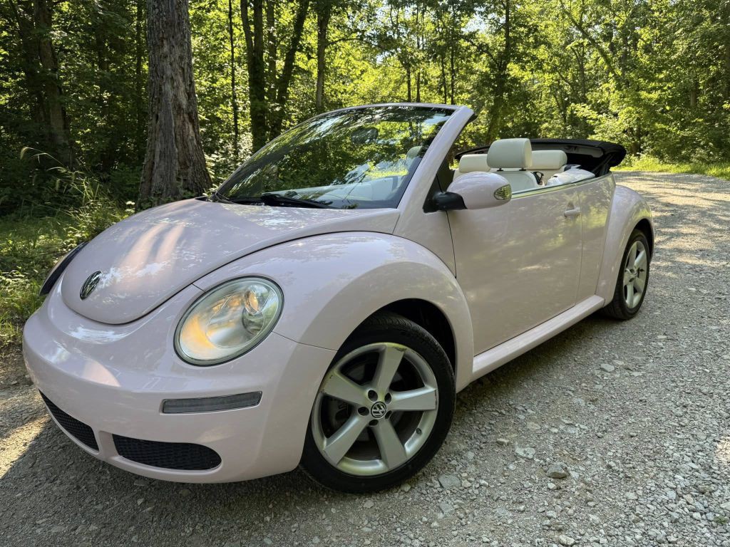 2010 Volkswagen Beetle Image 2