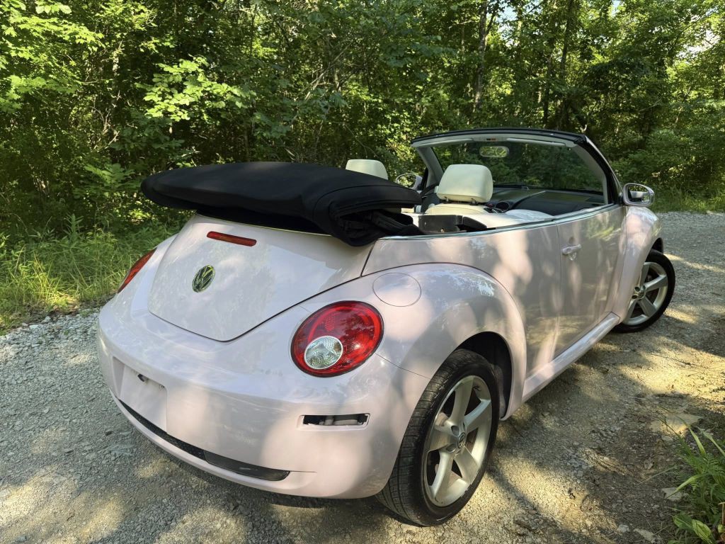2010 Volkswagen Beetle Image 5