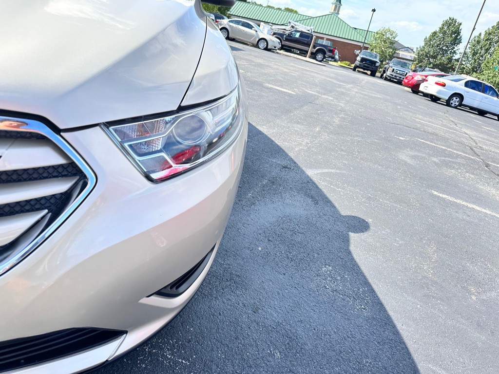 2018 Ford Taurus Image 9