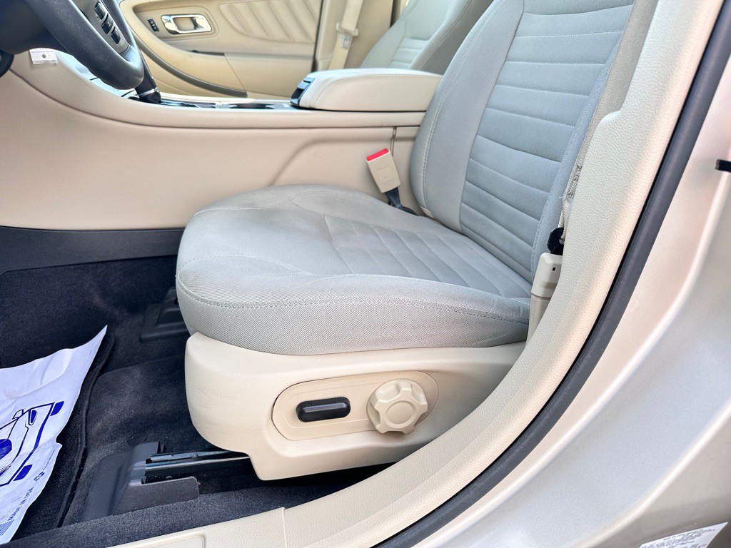 2018 Ford Taurus Image 12