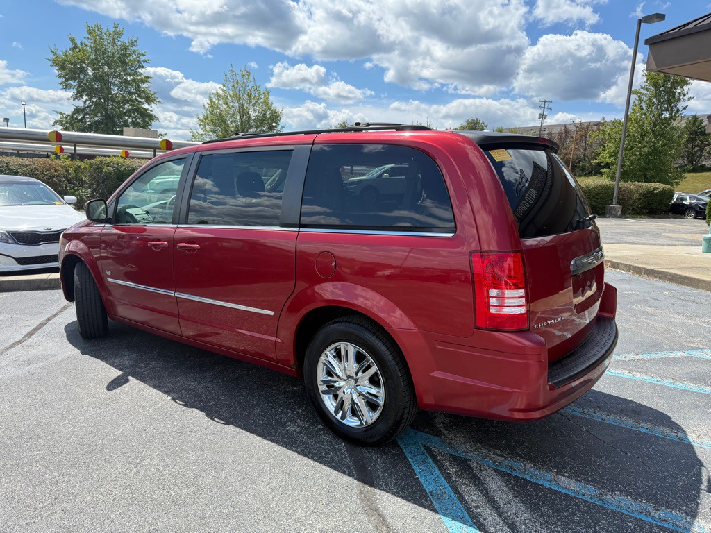 2009 Chrysler Town & Country Image 4
