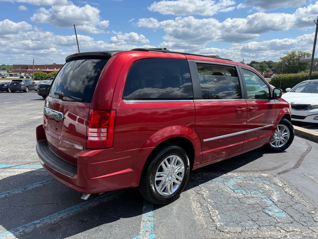 2009 Chrysler Town & Country Image 6