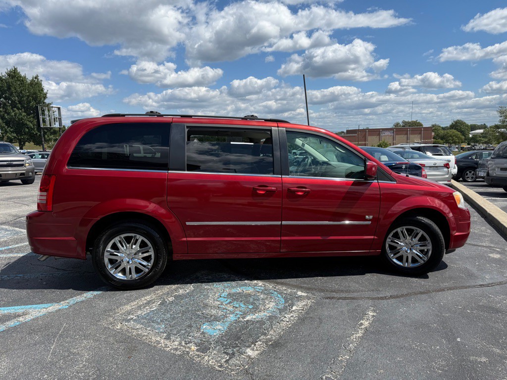 2009 Chrysler Town & Country Image 7