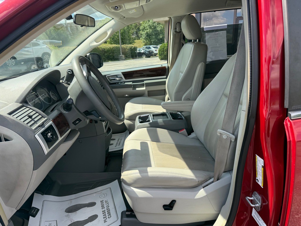 2009 Chrysler Town & Country Image 12