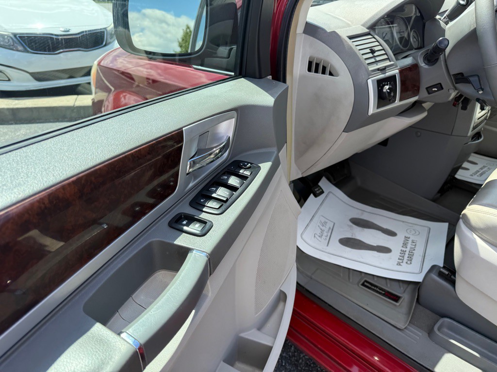 2009 Chrysler Town & Country Image 13