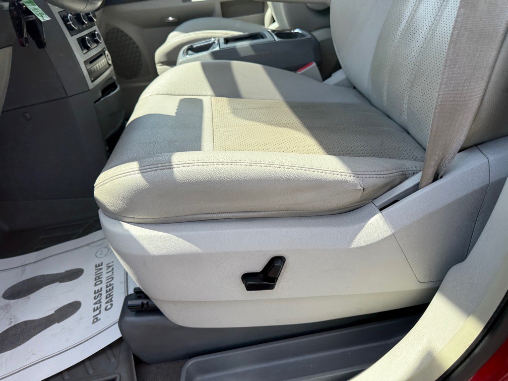 2009 Chrysler Town & Country Image 14