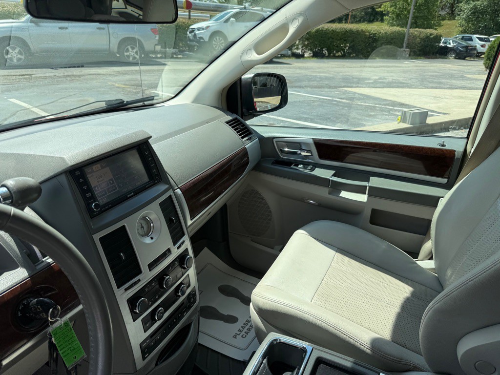 2009 Chrysler Town & Country Image 15