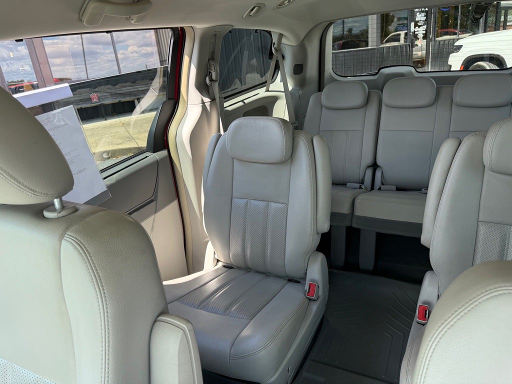 2009 Chrysler Town & Country Image 16