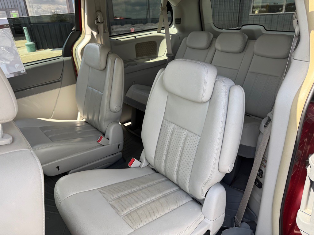 2009 Chrysler Town & Country Image 17
