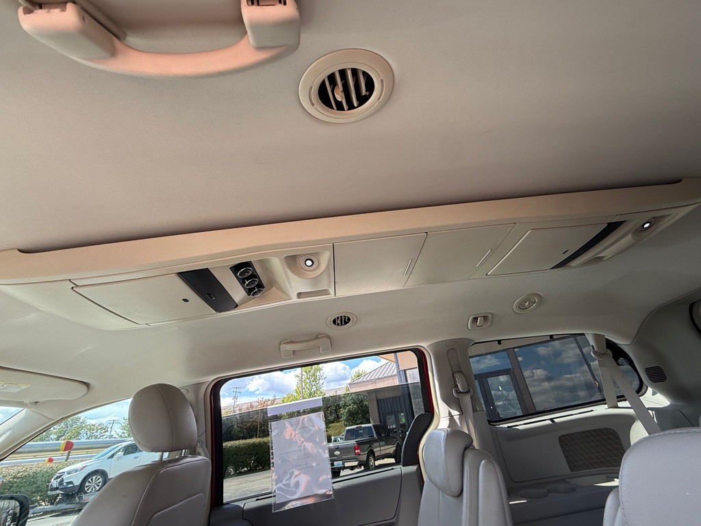 2009 Chrysler Town & Country Image 18
