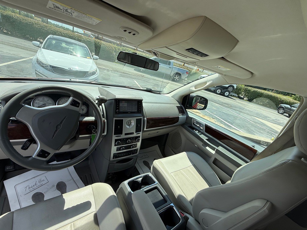 2009 Chrysler Town & Country Image 20