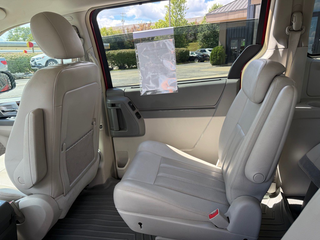 2009 Chrysler Town & Country Image 22