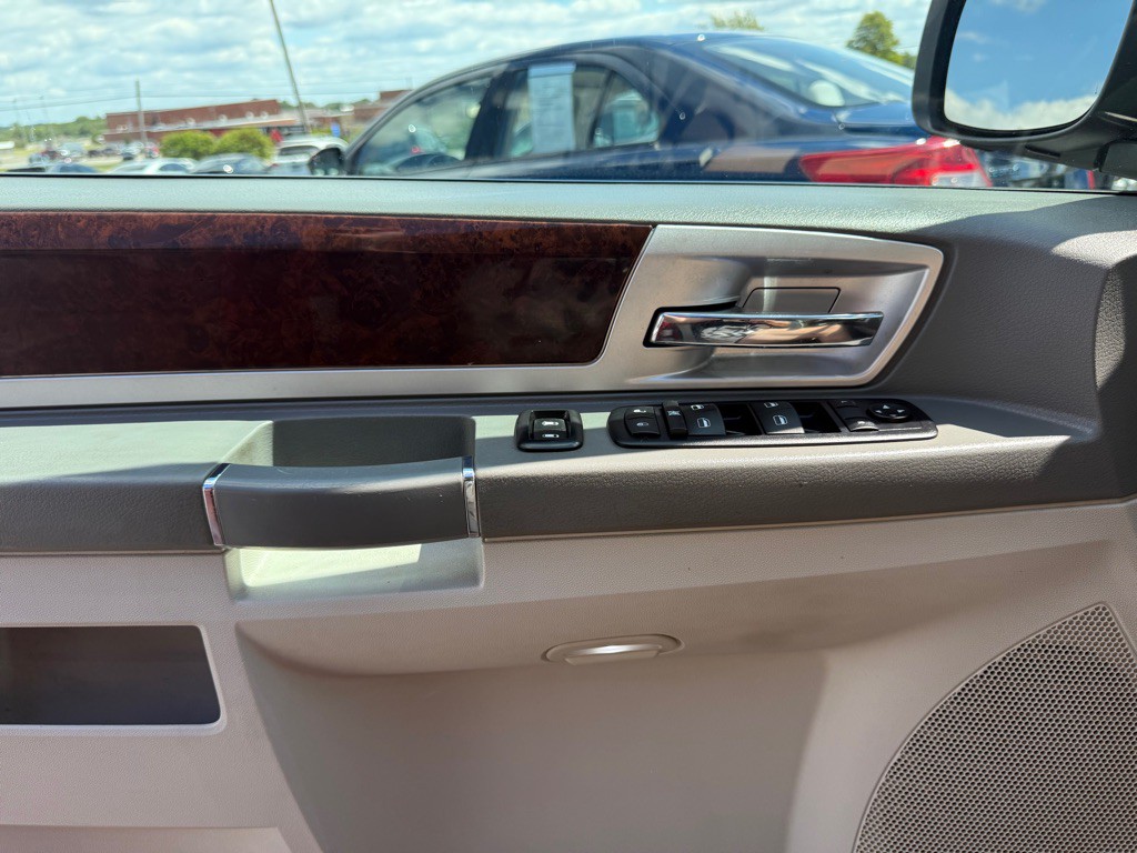 2009 Chrysler Town & Country Image 23