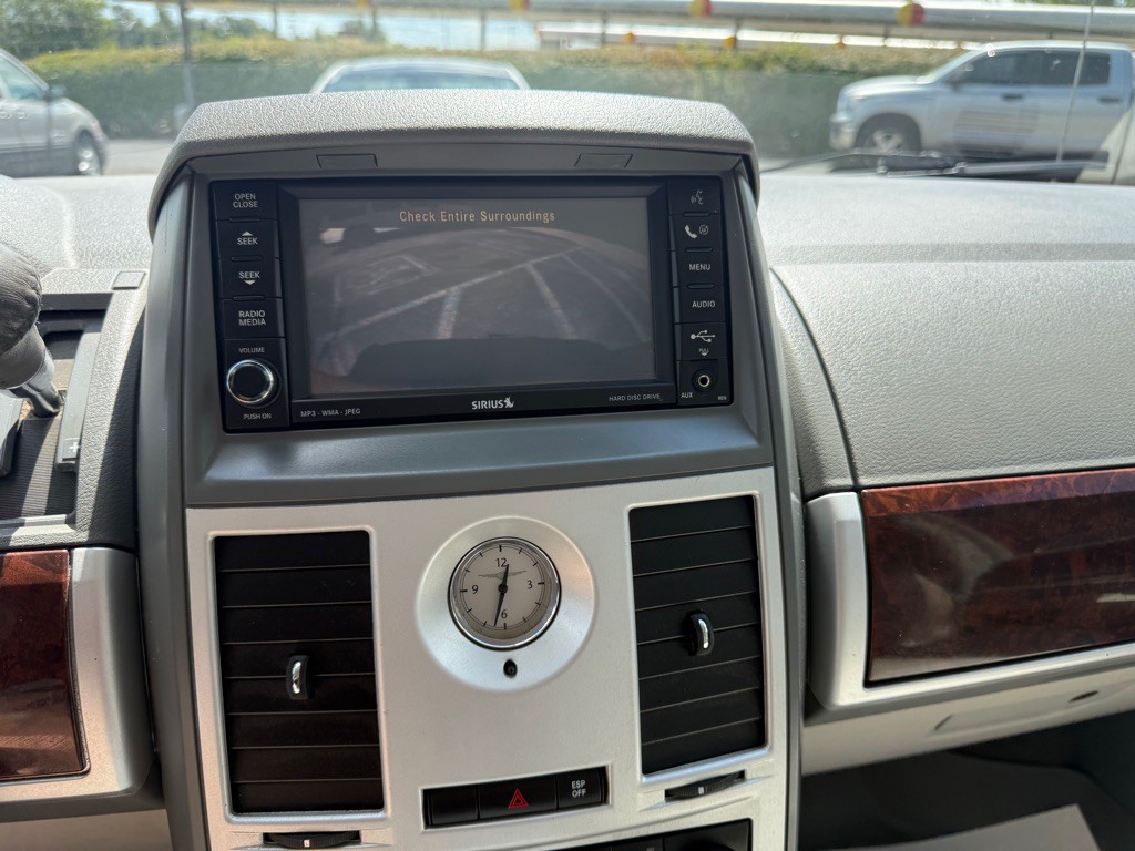 2009 Chrysler Town & Country Image 24