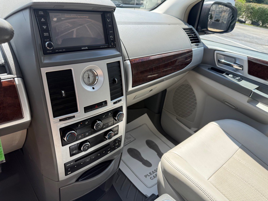 2009 Chrysler Town & Country Image 25