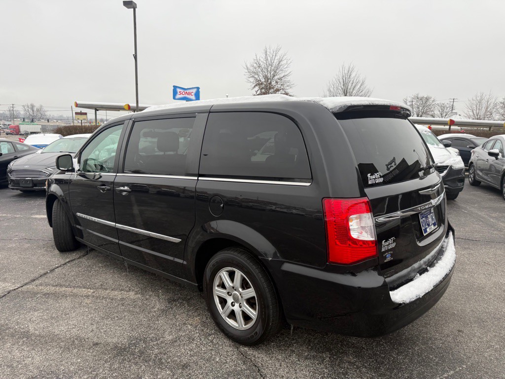 2013 Chrysler Town & Country Image 3