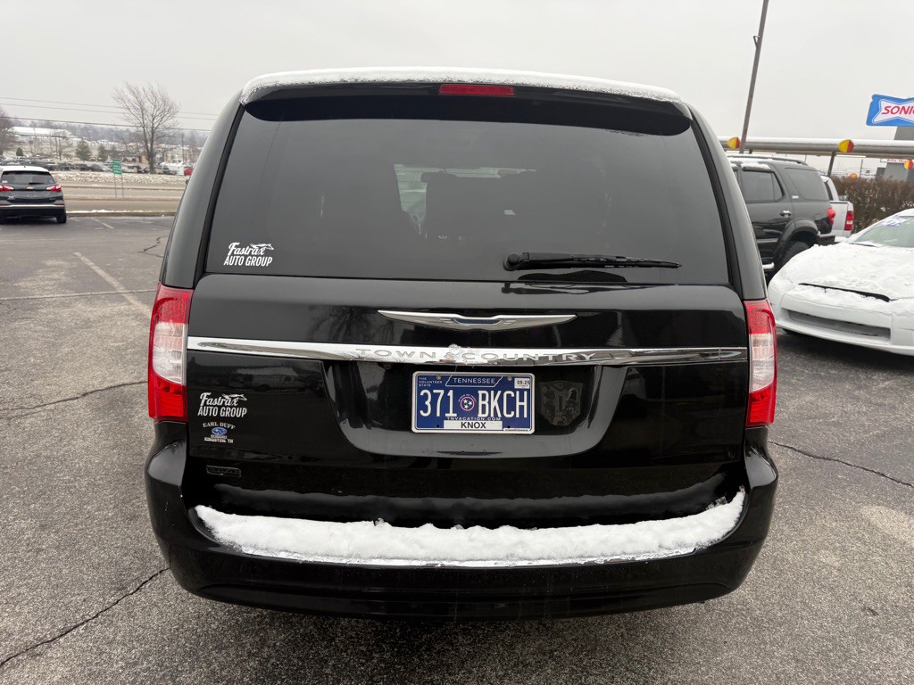2013 Chrysler Town & Country Image 4