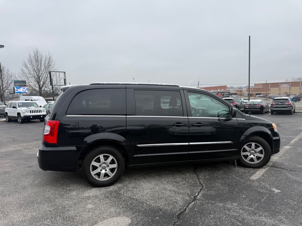 2013 Chrysler Town & Country Image 6