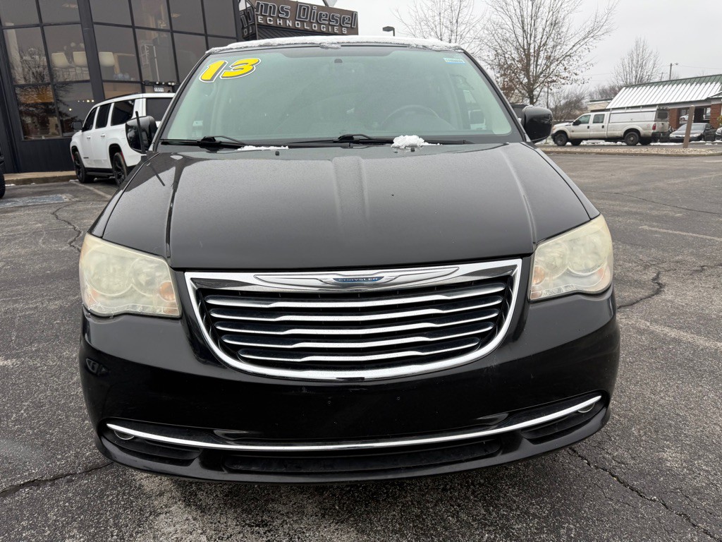 2013 Chrysler Town & Country Image 8