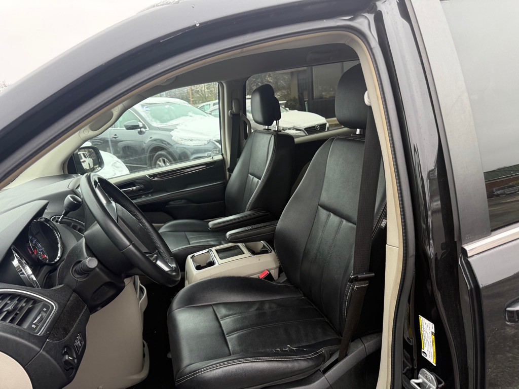 2013 Chrysler Town & Country Image 11