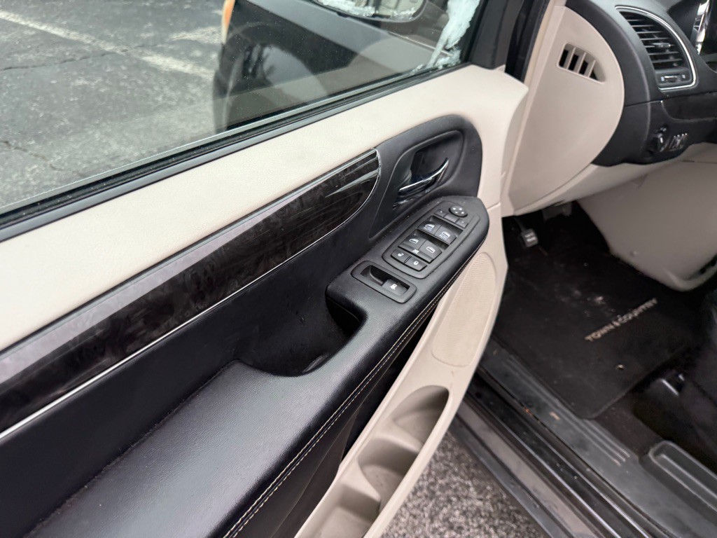 2013 Chrysler Town & Country Image 12