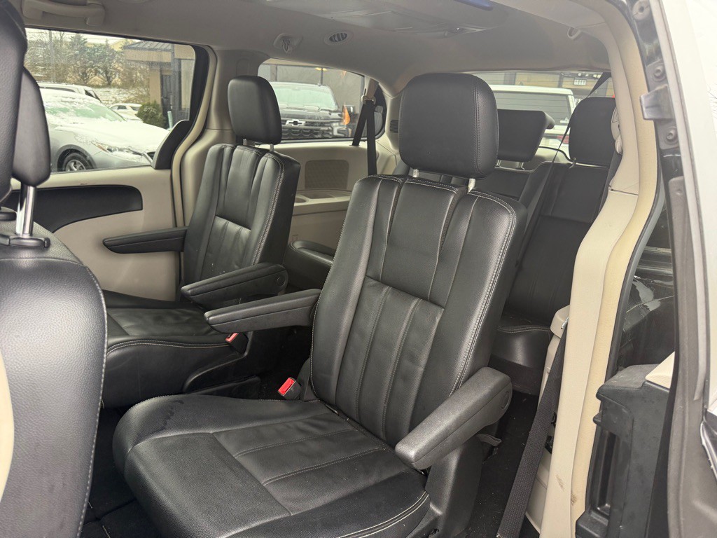 2013 Chrysler Town & Country Image 13