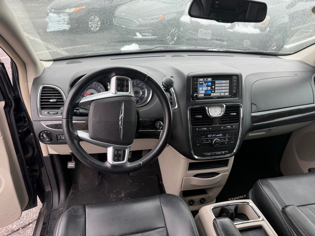 2013 Chrysler Town & Country Image 14