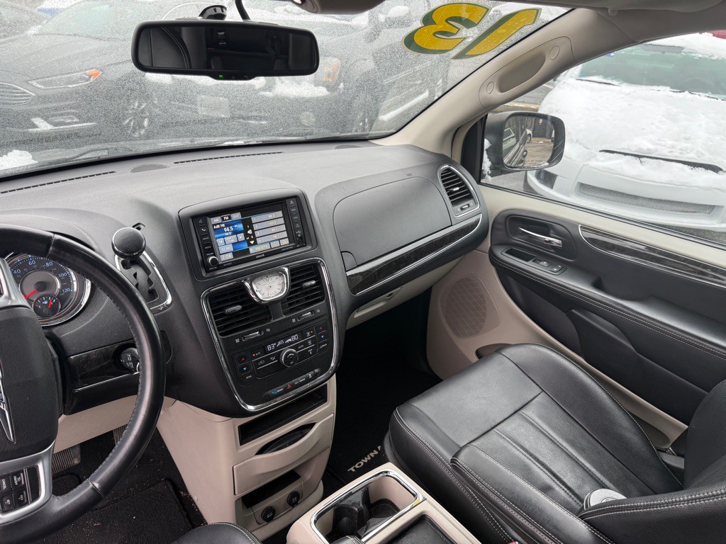 2013 Chrysler Town & Country Image 15