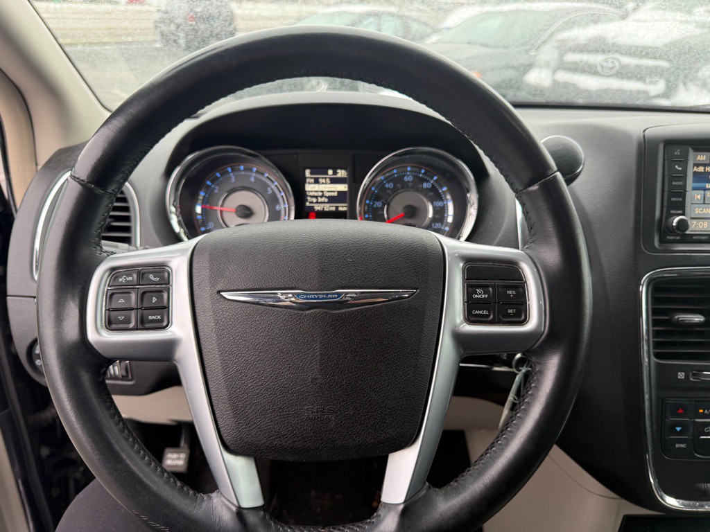 2013 Chrysler Town & Country Image 16