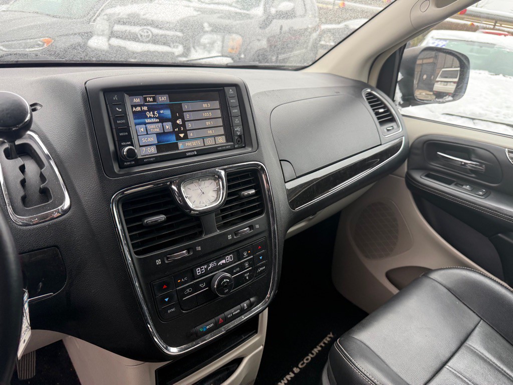 2013 Chrysler Town & Country Image 17