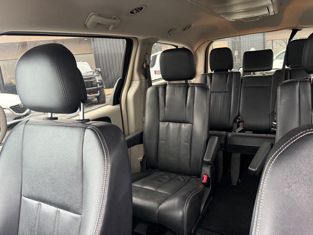 2013 Chrysler Town & Country Image 18