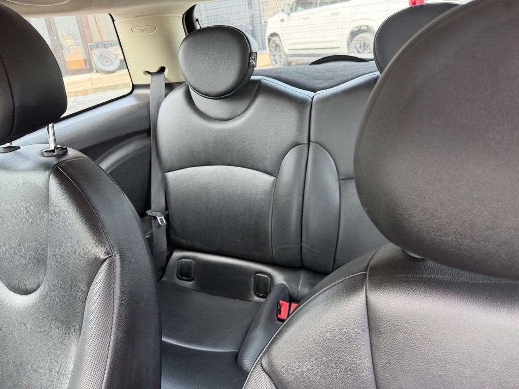 2012 MINI Cooper Image 28