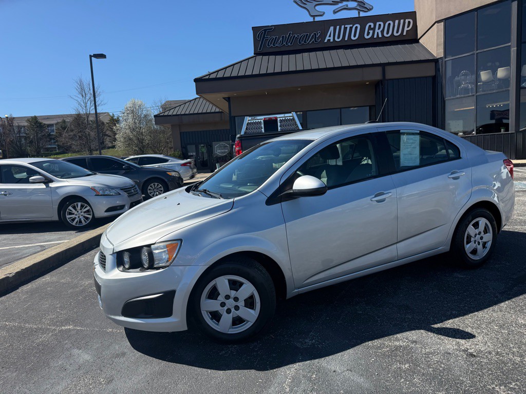 2016 Chevrolet Sonic Image 2