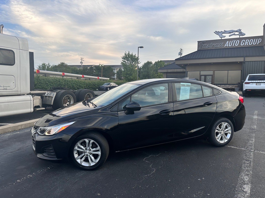 2019 Chevrolet Cruze Image 2